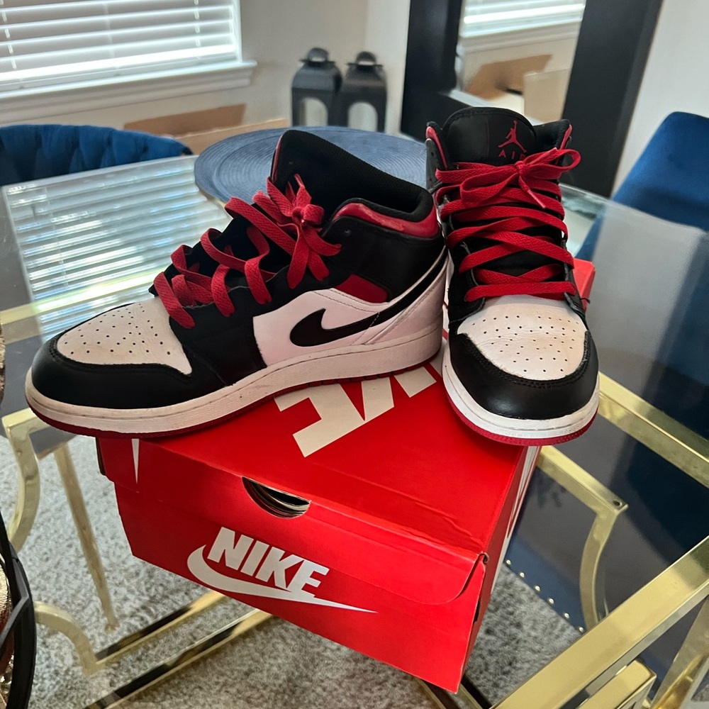 Kids gently used Nikes, size Size 6.5